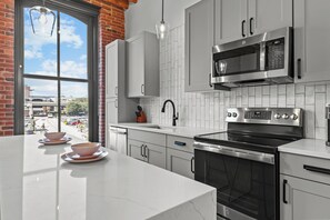 Private kitchen - Riverfront DWTN Loft W/D Gated Parking (St. Louis)