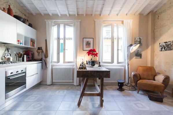 Kylskåp, mikrovågsugn, ugn och spishäll