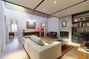 TV - Unique 100 sqm design flat in Oltrarno (Firenze)
