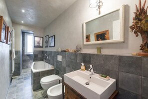 Shower, hair dryer, bidet, towels - Unique 100 sqm design flat in Oltrarno (Firenze)