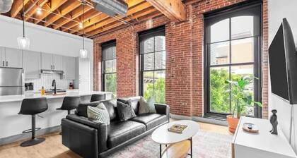 Riverfront Loft-Steps from Arch-Gated Parking