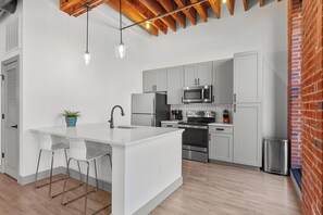 Een koelkast, een microgolfoven, een oven, een kookplaat