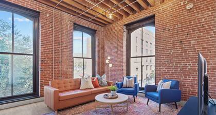 Riverfront Loft - Steps from Arch & Convention Center - Walk to Stadiums