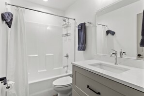 Haartrockner, Handtücher, Seife, Toilettenpapier