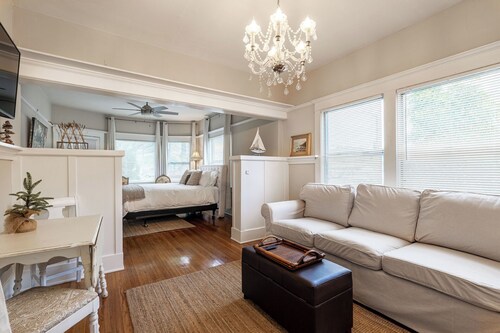 Charming apartment with WiFi and AC, two blocks to the beach