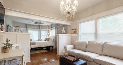 Charming apartment with WiFi and AC, two blocks to the beach