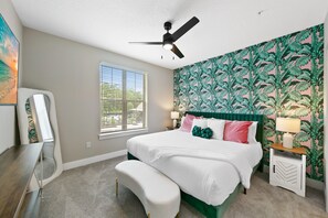 2 dormitorios, escritorio, tabla de planchar con plancha y cuna de viaje