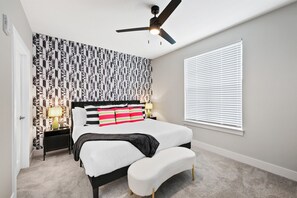 1 室のベッドルーム、デスク、アイロン / アイロン台、旅行用ベビーベッド