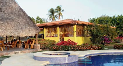 Charming 3-bedroom countryside Villa in Rio Grande with Pool, WiFi, AC