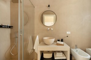 Dusche, Haartrockner, Bidet, Handtücher