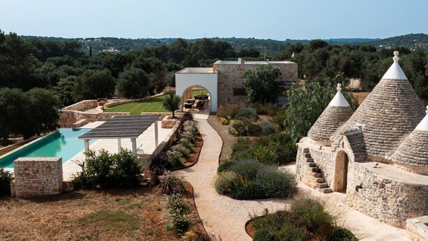 A villa with a swimming pool, stone architecture, and a garden pathway. - Villa Cinera - Luxury Villa with private pool (Ostuni)
