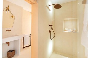 Dusche, Haartrockner, Bidet, Handtücher