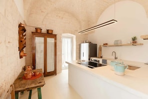 Refrigerador, horno, lavavajillas y cafetera y tetera 