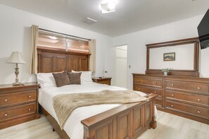 3 bedrooms, desk, iron/ironing board, travel crib - Pet-Friendly Ridgecrest Home Near OHV Trails! (Ridgecrest)