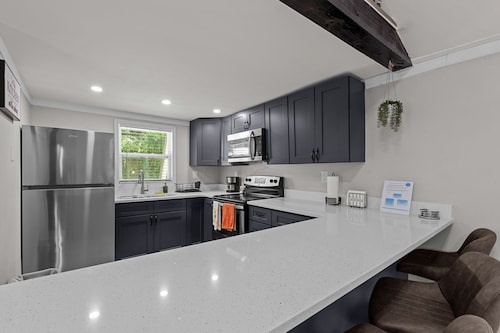 Modern Studio Nook, Bed & Breakfast District!