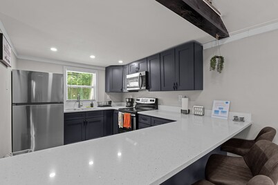 Modern Studio Nook, Bed & Breakfast District!