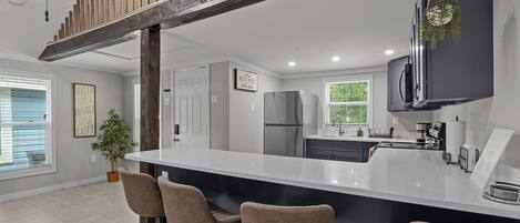 Geladeira, micro-ondas, fogão, cooktop