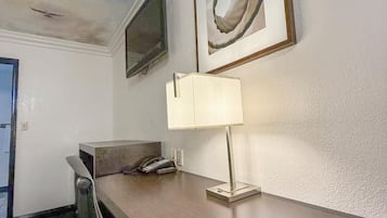 Escritorio, espacio para trabajar con laptop y wifi gratis