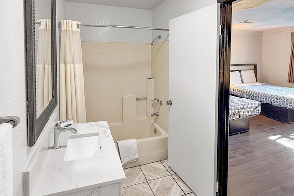 Standard Tek Büyük Yataklı Oda, 2 Büyük (Queen) Boy Yatak | Banyo | Küvet, ücretsiz banyo/kozmetik ürünleri, havlu, sabun