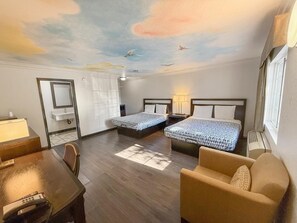 Standard dubbelrum - 2 queensize-sängar | Skrivbord, arbetsyta för laptop, gratis wi-fi och sängkläder