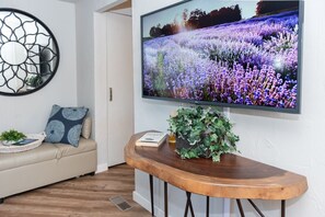Een smart-tv, boeken en een stereo