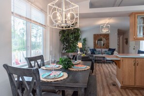 Dining - Funky and Fun Beach Getaway (Grayland)