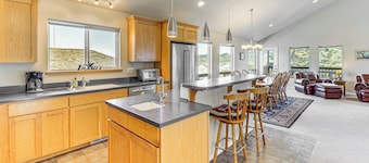 Coastal Oregon Home: Walk to Dock!