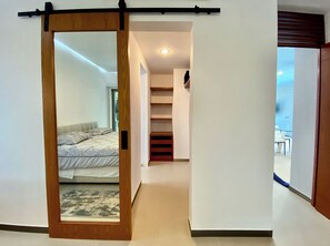 2 chambres, coffres-forts dans les chambres, bureau
