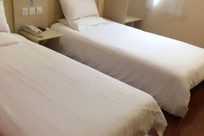 Two single beds with white linens in a hotel room. - Homeinn Pebble Hotel (Shanghai Cao'an Textile Market Dingbian Road Subway Station) (Shanghai)