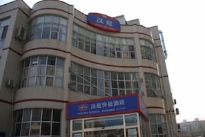 A multi-story building with a sign indicating a hotel. - Homeinn Pebble Hotel (Shanghai Cao'an Textile Market Dingbian Road Subway Station) (Shanghai)