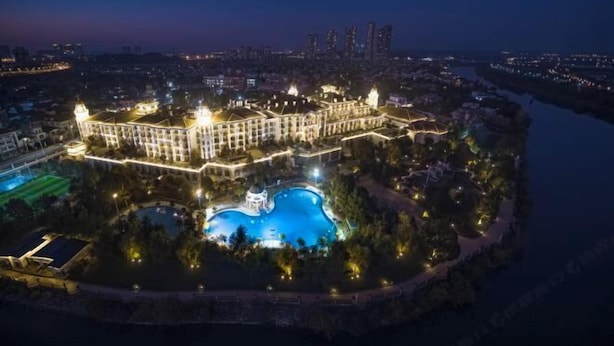 Un hotel ampio e illuminato, con diverse piscine e un lungomare ben illuminato.
