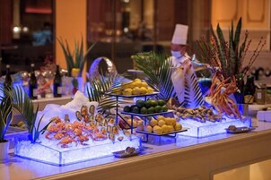 Un bufé con mariscos, frutas y verduras sobre hielo.