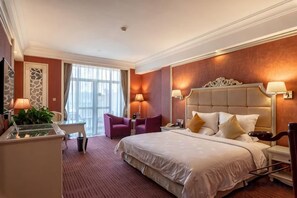A hotel room with a large bed, a desk with a chair, a TV, and a window with curtains. - Country Garden Phoenix Hotel (Changsha County)