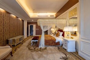 Un lit à baldaquin, une table de chevet avec une lampe et une petite table de nuit avec un miroir.