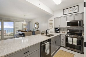 Kylskåp, mikrovågsugn, ugn och spishäll