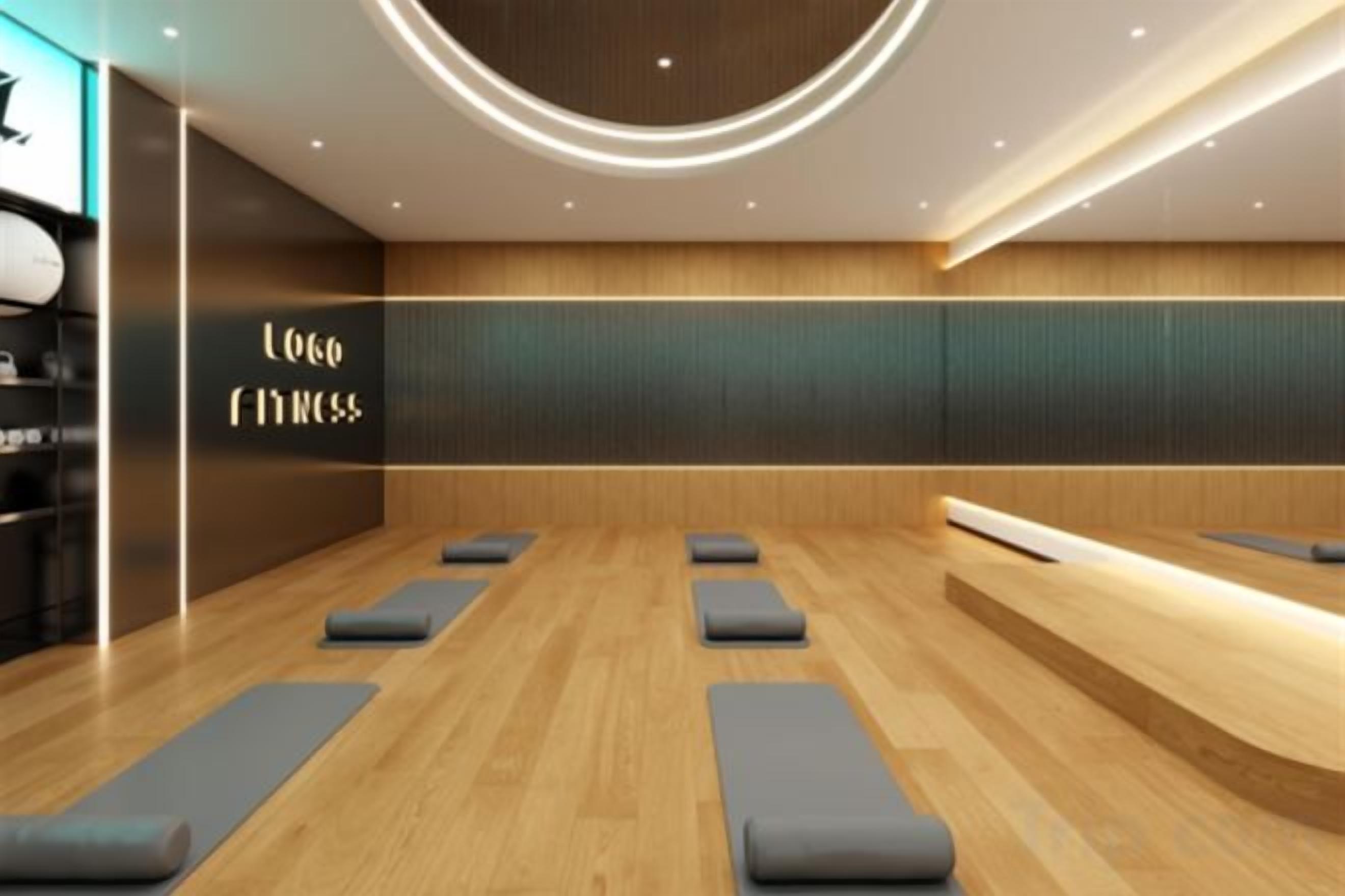 Un área de recepción moderna con suelo de madera, una mesa de recepción y una pared con el texto 'LOGO FITNESS'.