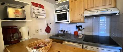 Refrigerador, microondas, lavavajillas, cafetera/tetera