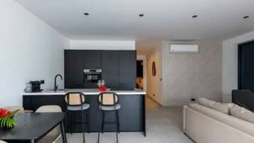 Basic Apartment | Private kitchen | Dishwasher, cookware/dishes/utensils