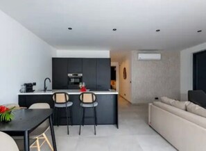 Appartement | Cuisine privée | Lave-vaisselle, batterie de cuisine, vaisselle et ustensiles