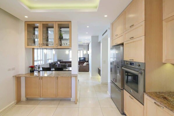 Fridge, oven, stovetop, dishwasher