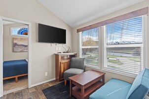 华丽套房, 2 间卧室, 桑拿浴, 山景 | 起居区