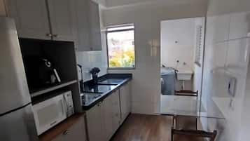 Geladeira, micro-ondas, cooktop, talheres/pratos/utensílios de cozinha