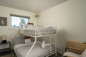 5 bedrooms, desk, iron/ironing board, travel crib