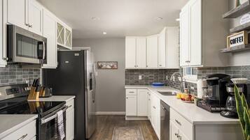 Refrigerador, microondas, horno y parrilla de estufa