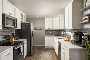 ثلاجة، ميكروويف، فرن، موقد طهي مسطح