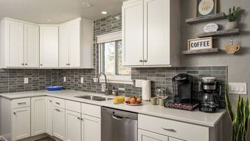 冰箱、微波炉、烤箱、炉灶