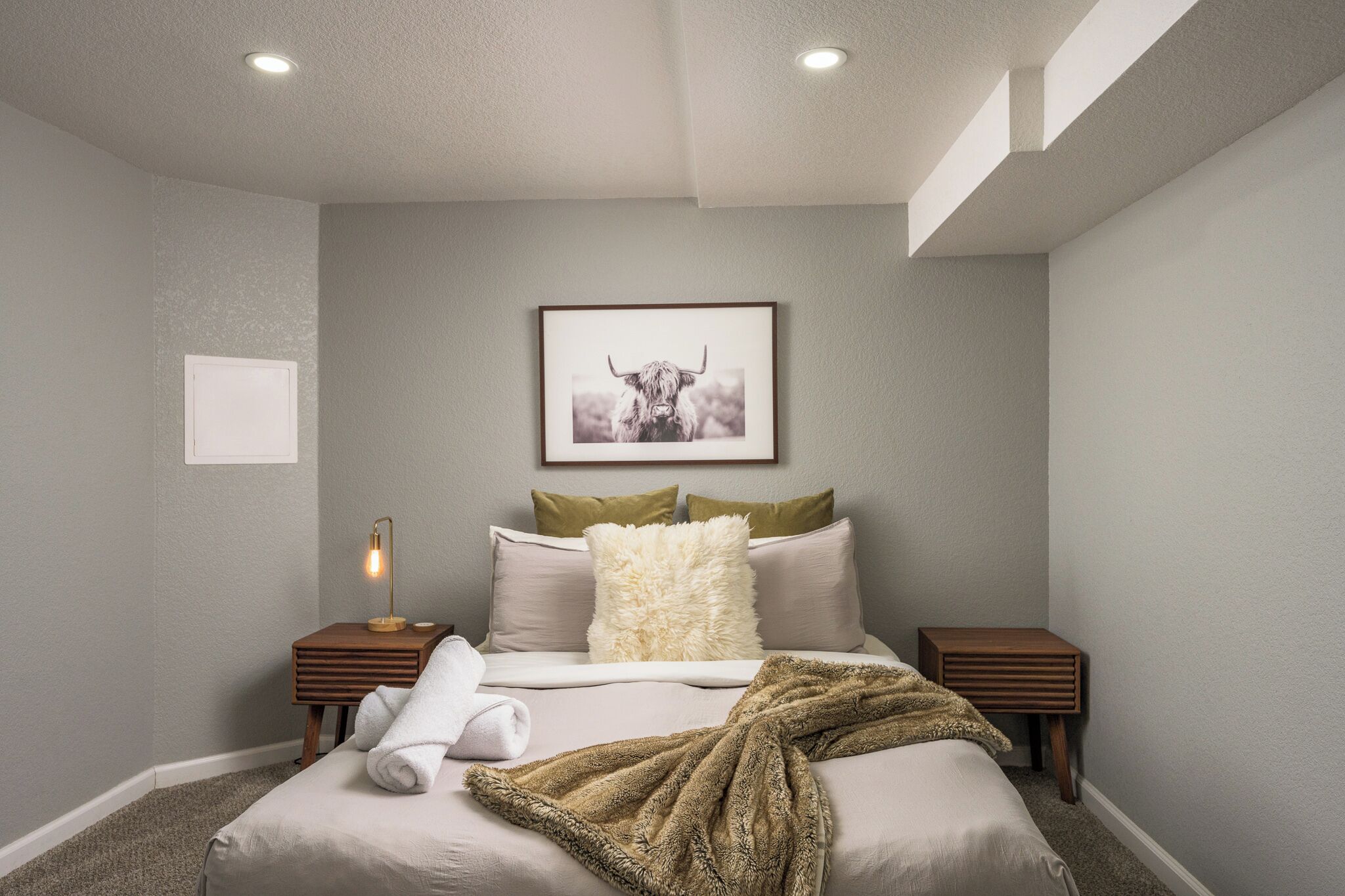 5 habitaciones, escritorio y tabla de planchar con plancha 