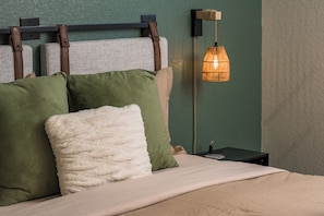 5 bedrooms, desk, iron/ironing board, travel cot