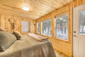 5 bedrooms, desk, iron/ironing board, travel crib - Creekside Lodge w/ Firepit,GameRoom,Fishing/ATV, 35 mins to Yellowstone! (Island Park)