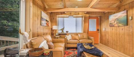 Smart-TV, Kamin, Videospiele, Tischfußball